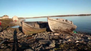 Turistler yakındaki ahşap evler çöl vahşi yeni dünya sahilde terk..