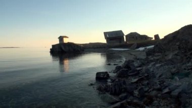 Eski ahşap evlerin çöl manzara vahşi yeni dünya sahilde terk.