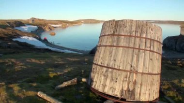 Eski ahşap evlerin çöl manzara vahşi yeni dünya sahilde terk.