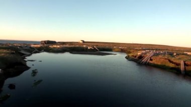 Eski ahşap evlerin çöl manzara vahşi yeni dünya sahilde terk.