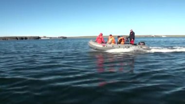 İnsanlar yeni dünya Vaigach bir lastik teknede Okyanusu.