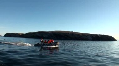İnsanlar yeni dünya Vaigach bir lastik teknede Okyanusu.