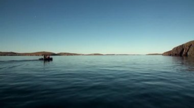 İnsanlar yeni dünya Vaigach bir lastik teknede Okyanusu.