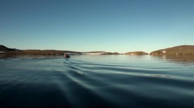 İnsanlar yeni dünya Vaigach bir lastik teknede Okyanusu.