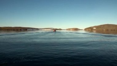 İnsanlar yeni dünya Vaigach bir lastik teknede Okyanusu.