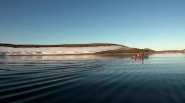 İnsanlar yeni dünya Vaigach bir lastik teknede Okyanusu.