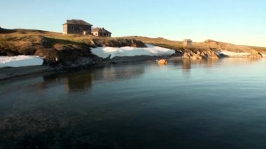 Eski ahşap evlerin çöl manzara vahşi yeni dünya sahilde terk.