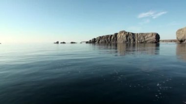 İnsanlar yeni dünya Vaigach bir lastik teknede Okyanusu.