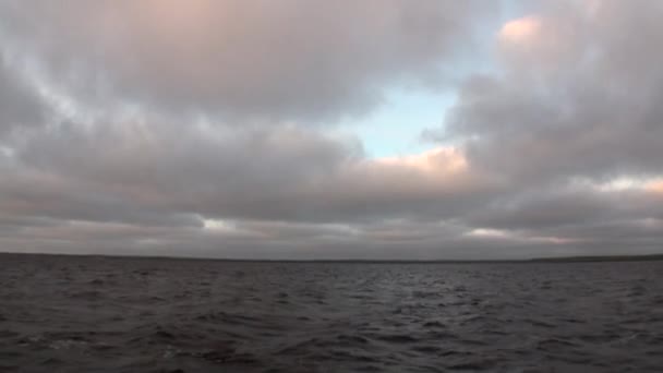 Ondas e vista da superfície da água do navio no Oceano Ártico na Nova Terra Vaigach . — Vídeo de Stock