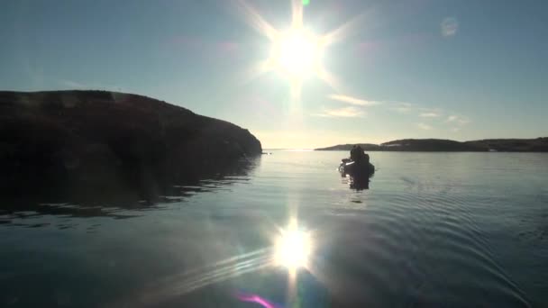 Menschen in einem Schlauchboot in Ozean auf neue Erde vaigach. — Stockvideo