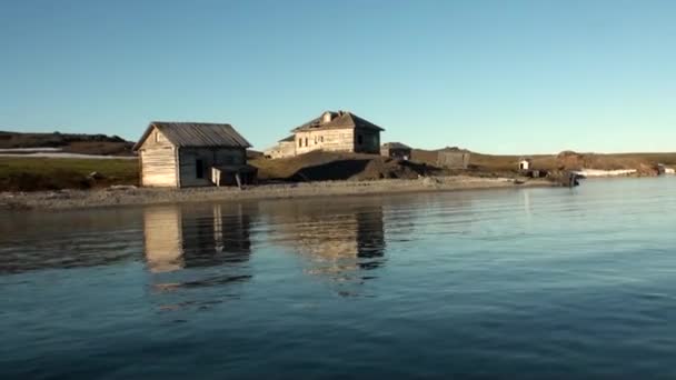 사막 조 경 광 야 새 땅의 해변에 버려진된 오래 된 목조 주택. — 비디오