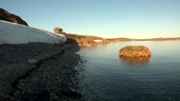 Viejas casas de madera abandonadas en la playa de desierto paisaje desierto Nueva Tierra . — Vídeo de stock