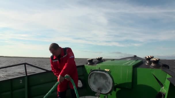 Άνθρωπος τραβά το σχοινί στο πλοίο εκστρατεία στον ωκεανό στη νέα γη Vaigach. — Αρχείο Βίντεο