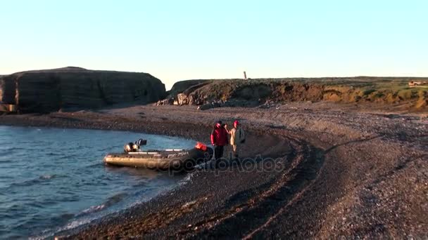 Turistas exploradores cerca de casa de morsas base en el Océano Ártico Nueva Tierra . — Vídeo de stock