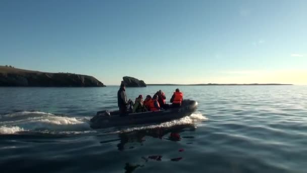 Människor i en gummibåt i havet på nya jorden Vaigach. — Stockvideo