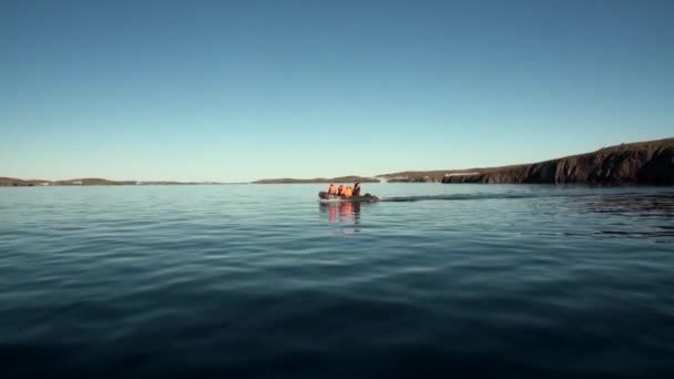 Pessoas em um barco de borracha em Ocean on New Earth Vaigach . — Vídeo de Stock