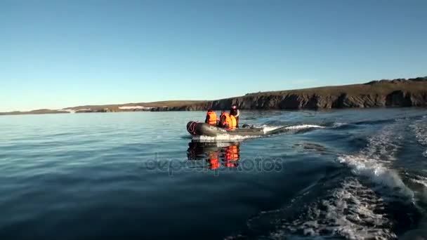 새로운 지구 Vaigach에 바다에서 고무 보트에 사람들. — 비디오