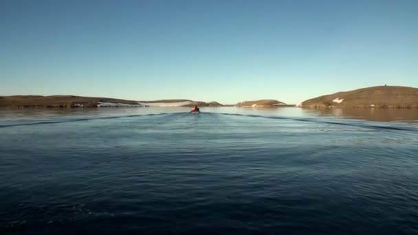 Les gens dans un bateau en caoutchouc dans l'océan sur la nouvelle terre Vaigach . — Video