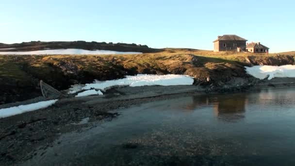 Viejas casas de madera abandonadas en la playa de desierto paisaje desierto Nueva Tierra . — Vídeo de stock