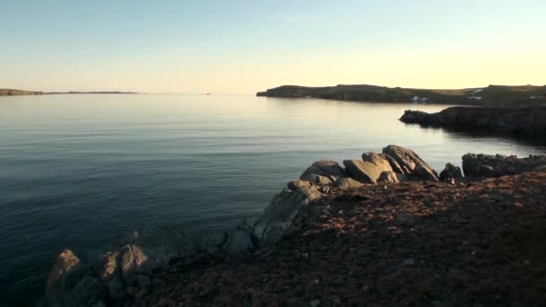 Kust en water oppervlak van de Noordelijke IJszee op New Earth Vaigach Island. — Stockvideo