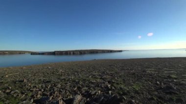 Erkekler New Earth Vaigach adasında Arktik Okyanusu Sahili ve su yüzeyi.