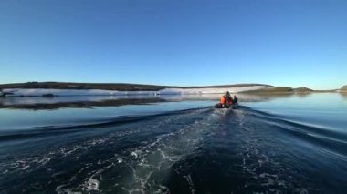 İnsanlar kauçuk coast Kuzey Buz Denizi yakınındaki New Earth Vaigach Adası'nda tekne..