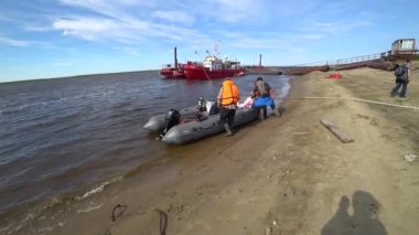 Sefer gemi ve insanlar okyanusta kauçuk teknede yeni dünya Vaigach.