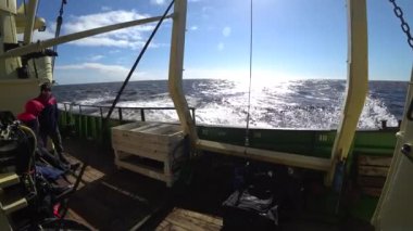 Yeni Dünya Vaigach okyanusta sefer gemi insanlarda.