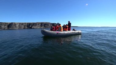 İnsanlar yeni dünya Vaigach bir lastik teknede Okyanusu.
