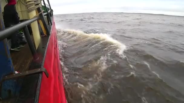 파도 새로운 지구 Vaigach에 북극해에 배에서 물 표면 보기. — 비디오
