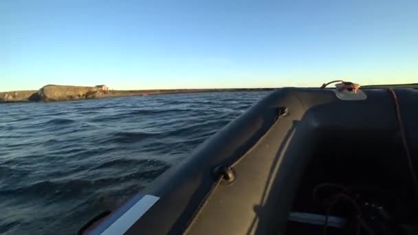 Le nez d'un bateau en caoutchouc coupe la surface de l'océan Arctique sur la Nouvelle Terre Vaigach Island . — Video