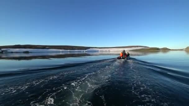 Emberek gumi csónak közelében Jeges-tenger partján, új föld Vaigach szigeten. — Stock videók