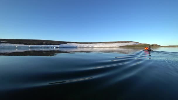 Emberek gumi csónak közelében Jeges-tenger partján, új föld Vaigach szigeten. — Stock videók