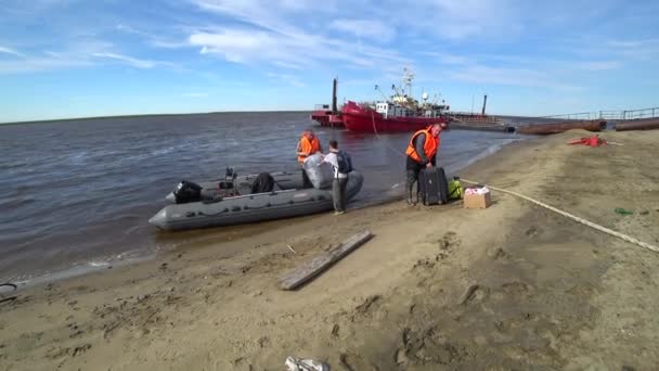 探検船と新しい地球バイガチに海でゴムボートの人々. — ストック動画