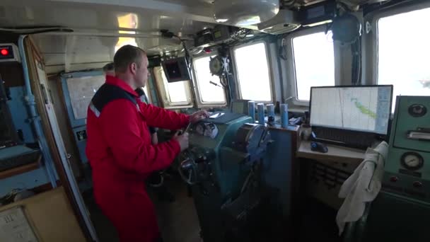 Capitão controla navio de expedição no Oceano na Nova Terra . — Vídeo de Stock