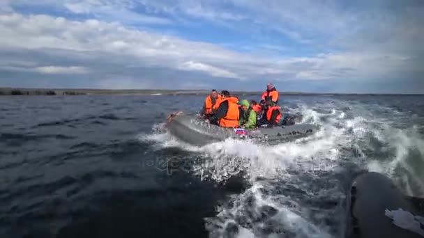 Gente en un bote de goma en Ocean on New Earth Vaigach . — Vídeo de stock