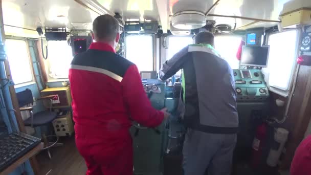 Capitaine contrôle navire d'expédition dans l'océan sur la Nouvelle Terre . — Video