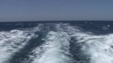 Dalgalar ve su yüzeyi yay beyaz lüks yat gemi Red Sea'deki/daki görüntülemek.