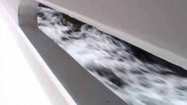Dalgalar ve su yüzeyi yay beyaz lüks yat gemi Red Sea'deki/daki görüntülemek.