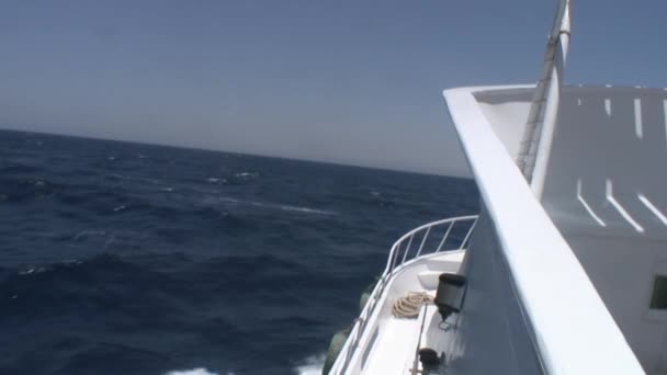 Golven en wateroppervlak uitzicht vanaf boog luxe witte jacht schip in de rode zee. — Stockvideo