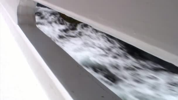 Wellen und Wasseroberflächenblick vom Bug des weißen Luxusjachtschiffes im roten Meer. — Stockvideo