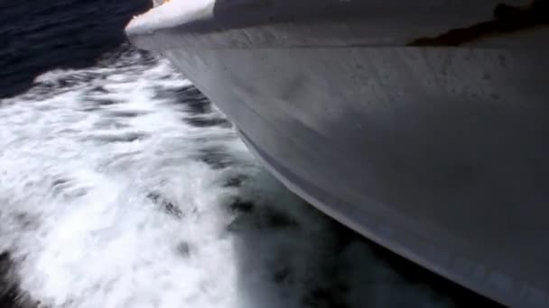 Olas y vista de la superficie del agua desde el barco de yate blanco de lujo arco en el Mar Rojo . — Vídeos de Stock