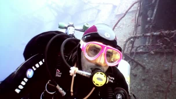 Mergulhadores nadando explorar naufrágio Salem Express profunda subaquática . — Vídeo de Stock