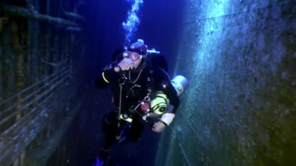 Scuba δύτες κολύμπι Εξερευνήστε ναυάγιο Σάλεμ εκφράζουν βαθιά υποβρύχια. — Αρχείο Βίντεο