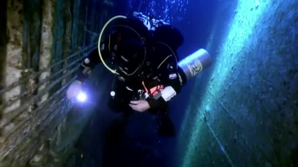Dykare simmar utforska skeppsbrott Salem Express djupt under vattnet. — Stockvideo