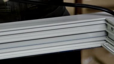 Alüminyum profilden plastik pencere için işçi istif dolgu macunu.