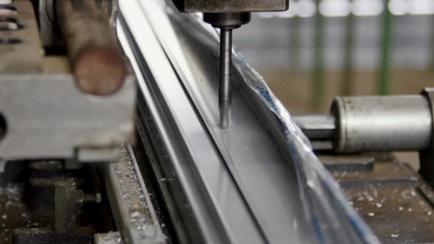 Perfuração de um perfil de alumínio em uma fresadora . — Vídeo de Stock