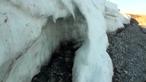 Schmelzender Schnee und Eis an der Wüstenküste im Arktischen Ozean auf der neuen Erde. — Stockvideo