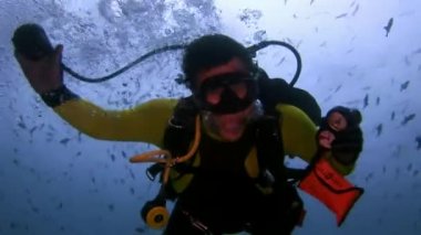 Dalgıç su altında deniz yatağı üzerinde.