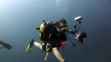 Scuba diver derin sualtı Yüzme.